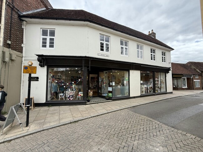 More details for 19 The Square, Petersfield - Retail to Rent