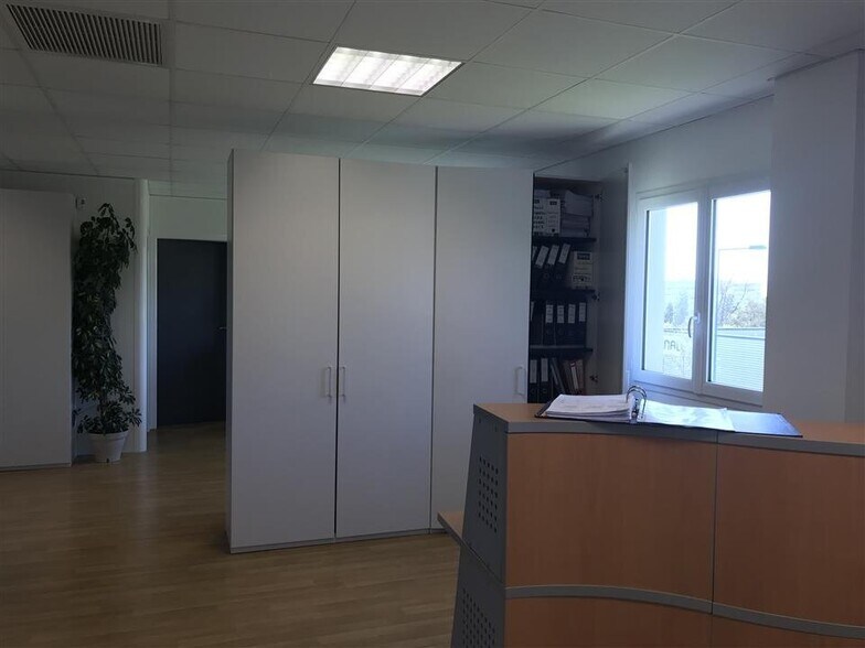 Office in Saint-Jean to rent - Interior Photo - Image 2 of 8