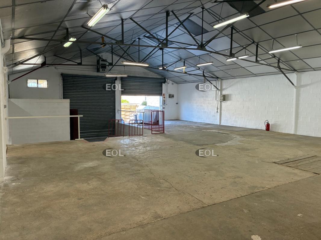 Light Industrial in La Rochette to rent Interior Photo- Image 1 of 9
