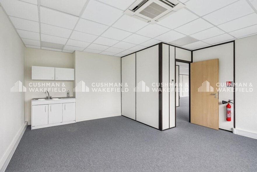 3 Rue Claude Chappe, Saint-Didier-au-Mont-d'Or to rent - Interior Photo - Image 3 of 18