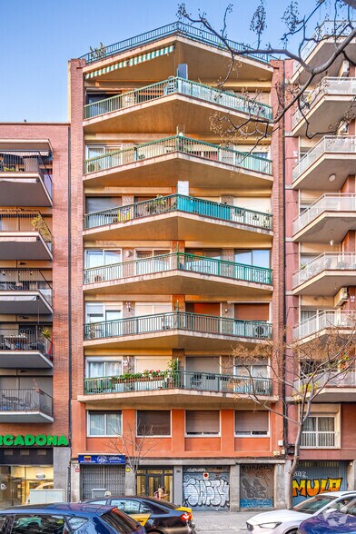 Retail in Barcelona, Barcelona to rent - Primary Photo - Image 1 of 1