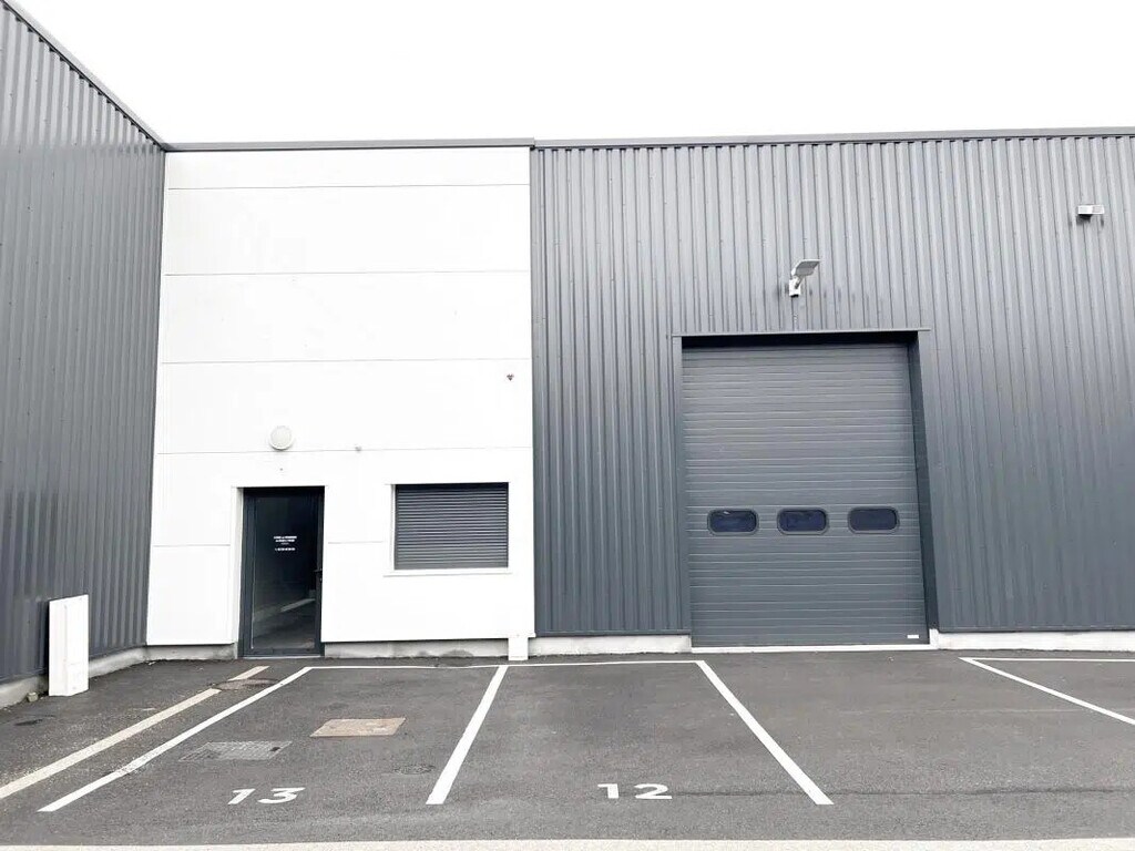 Location Entrepôt 225 m² - Photo 1