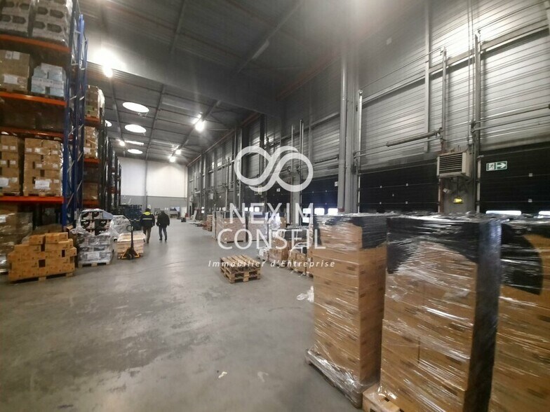 Industrial in Gennevilliers to rent - Building Photo - Image 1 of 8