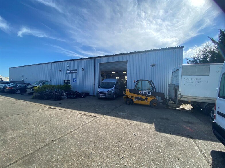 19 Cambridge Rd, Weymouth to rent - Building Photo - Image 2 of 3