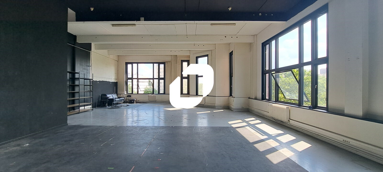 Light Industrial in Paris to rent Building Photo- Image 1 of 16