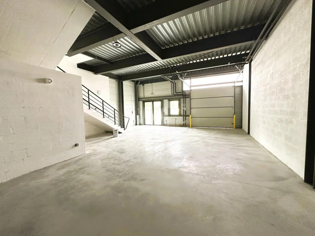 Light Industrial in Fresnes to rent Interior Photo- Image 1 of 3