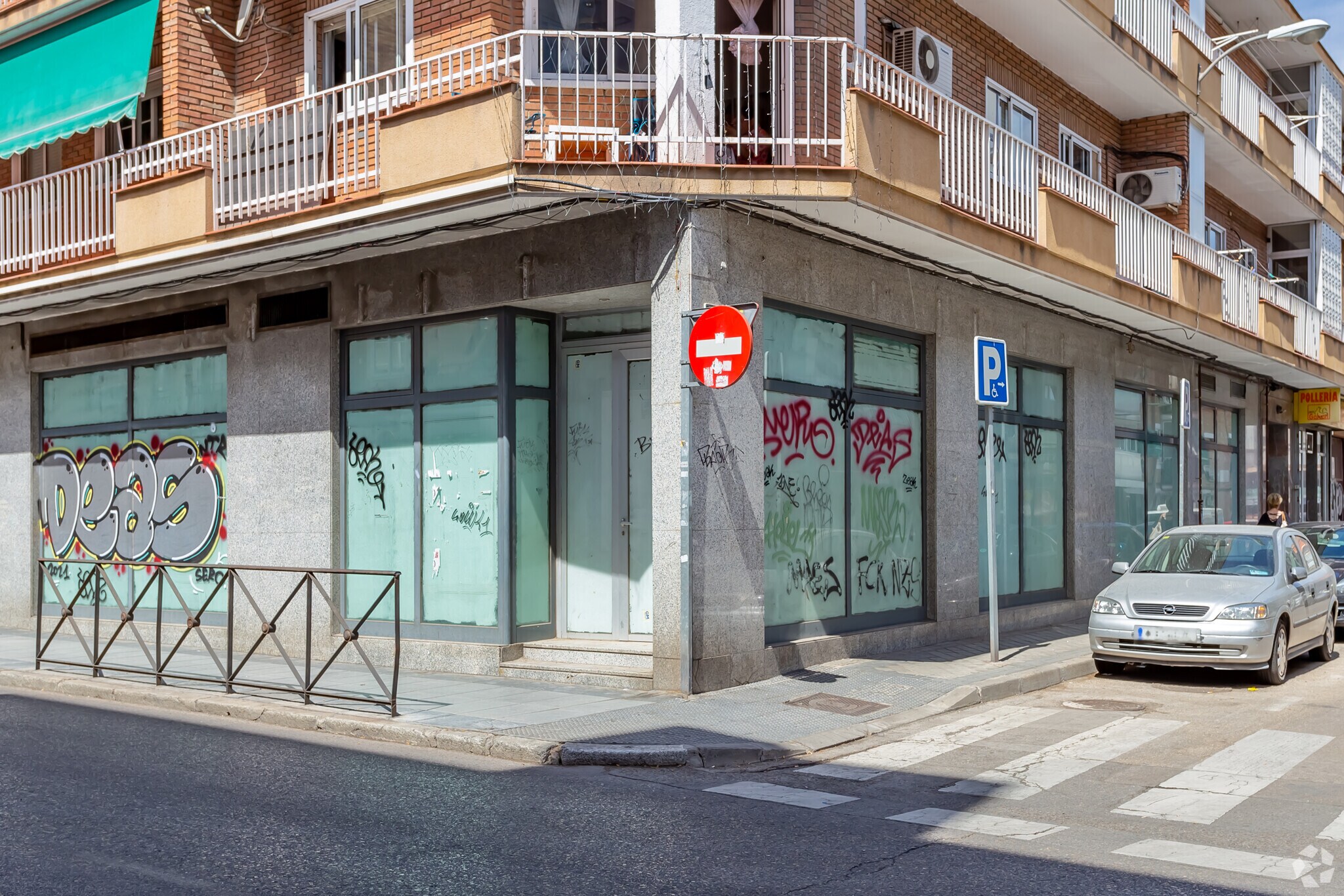 Retail in Madrid, Madrid to rent Building Photo- Image 1 of 3