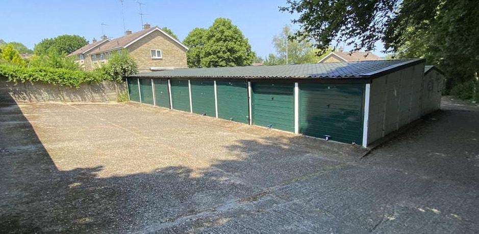 Welwyn & Hatfield Garage Sites portfolio of 4 properties for sale on LoopNet.co.uk - Primary Photo - Image 2 of 3