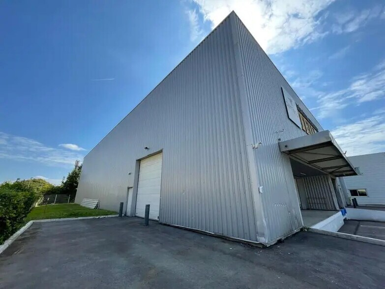 Industrial in Vitry-sur-Seine to rent - Building Photo - Image 2 of 6