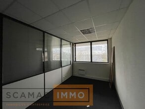 Industrial in Lisses to rent Interior Photo- Image 1 of 10