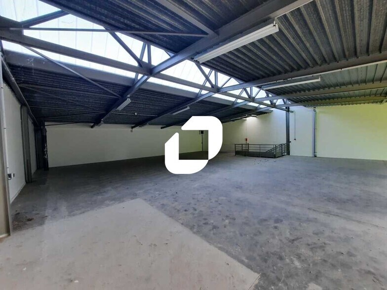 Light Industrial in Morangis to rent - Interior Photo - Image 3 of 16