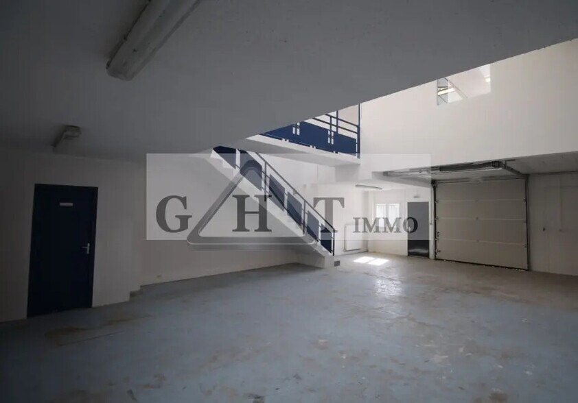 Industrial in Moissy-Cramayel to rent - Interior Photo - Image 1 of 3