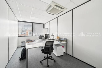 16 Rue Jean Jacques Rousseau, Issy-les-Moulineaux to rent Interior Photo- Image 1 of 13