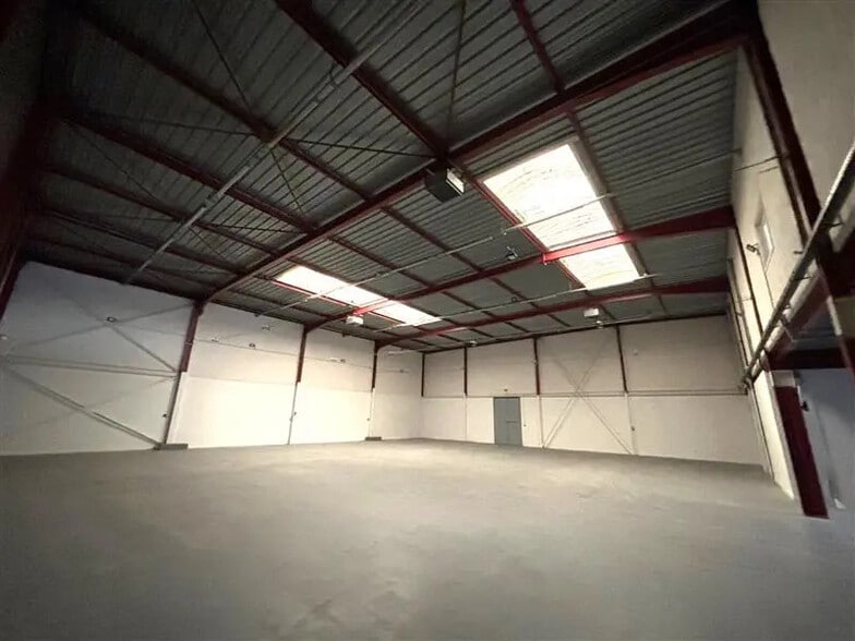 Light Industrial in Créteil to rent - Interior Photo - Image 2 of 6