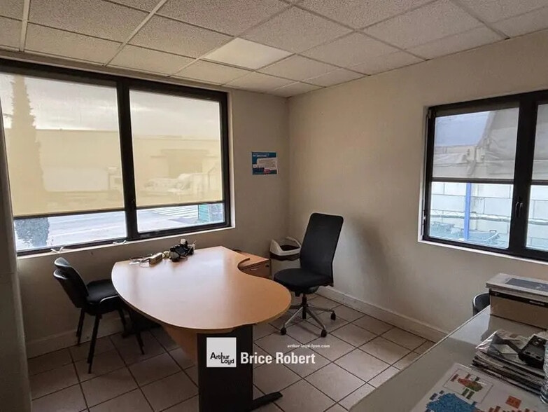 8-12 Chemin De Genas, Saint-Priest to rent - Interior Photo - Image 3 of 7