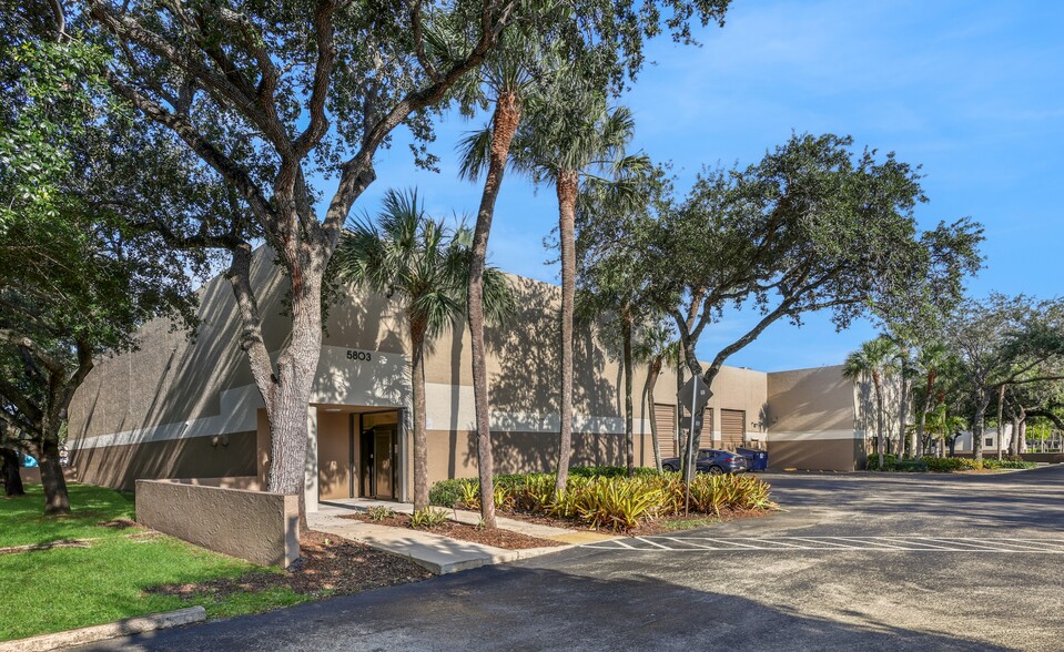 5803 Miami Lakes Dr, Miami Lakes, FL for sale - Building Photo - Image 1 of 1