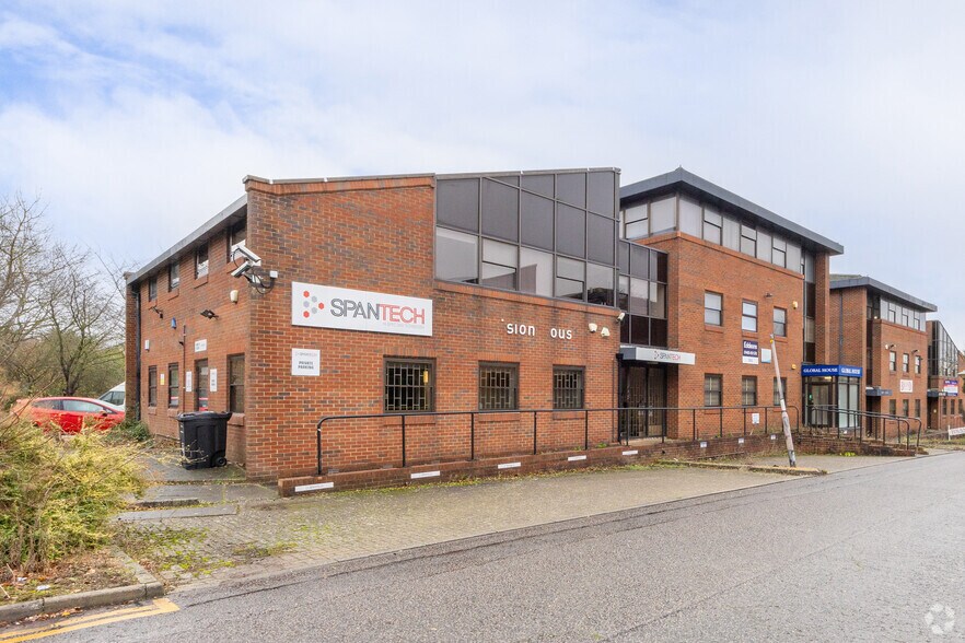 Spitfire Clos, Huntingdon to rent - Building Photo - Image 2 of 2