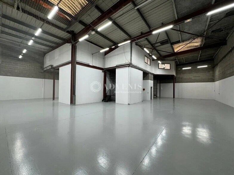 Light Industrial in Le Thillay to rent - Building Photo - Image 2 of 20