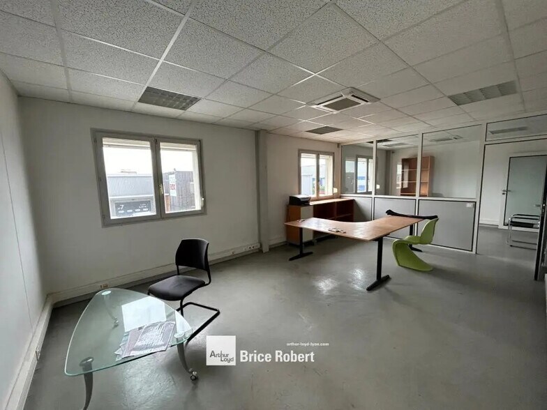 Light Industrial in Chassieu to rent - Interior Photo - Image 2 of 5