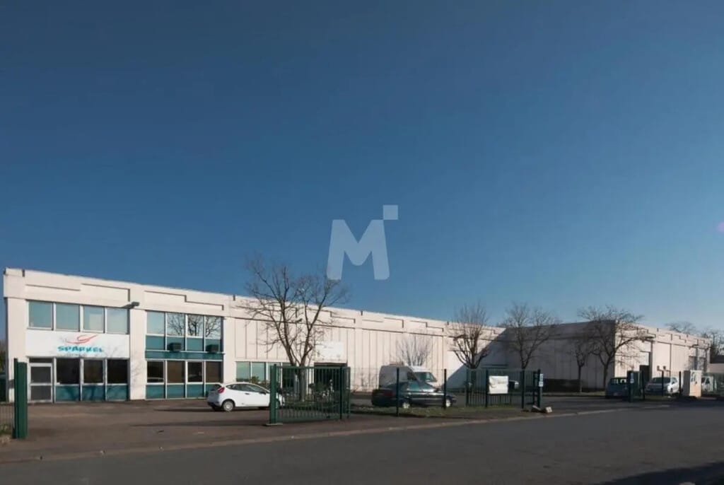 Location Local d'activités 304 m² - Photo 1