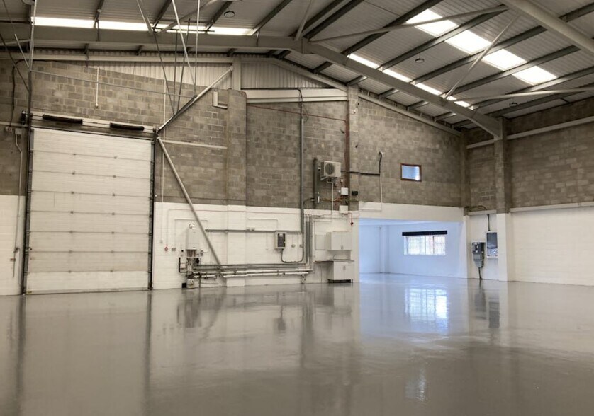 Dunbeath Ct, Swindon to rent - Interior Photo - Image 3 of 9