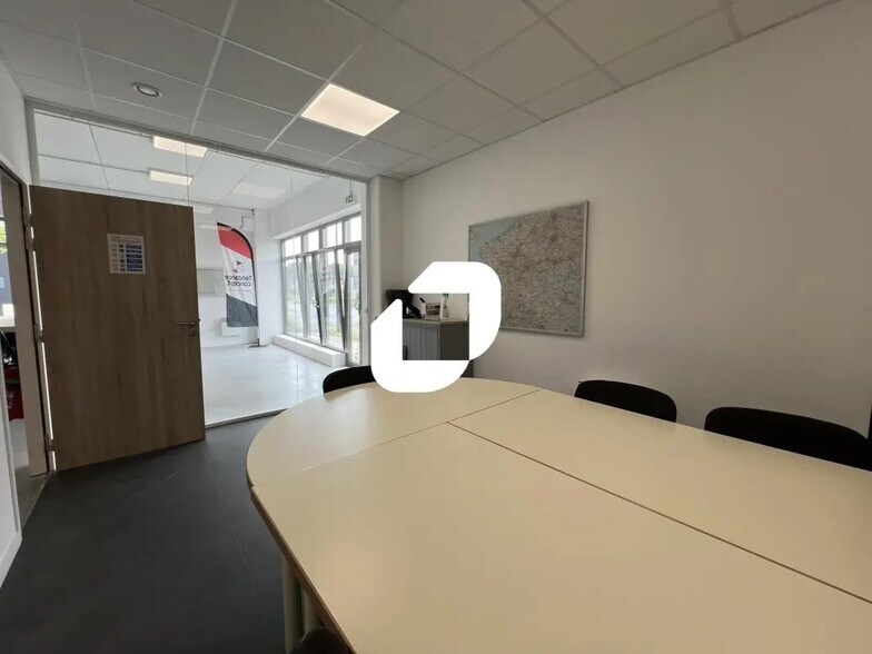 Retail in Lesquin to rent - Interior Photo - Image 2 of 13