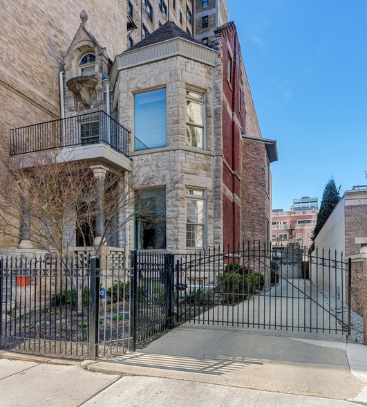 438 W Saint James Pl, Chicago, IL for sale - Building Photo - Image 1 of 1