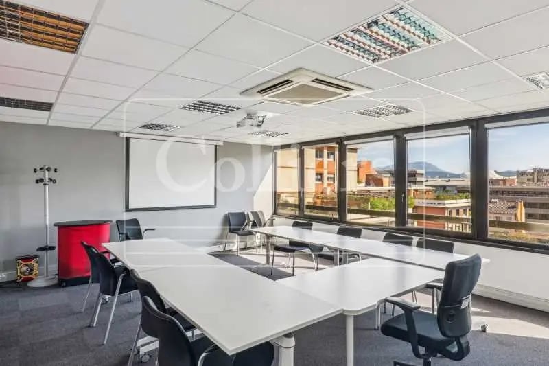 Office in Marseille to rent Building Photo- Image 1 of 12