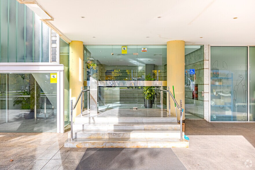 Office in Sant Just Desvern, Barcelona to rent - Building Photo - Image 3 of 3