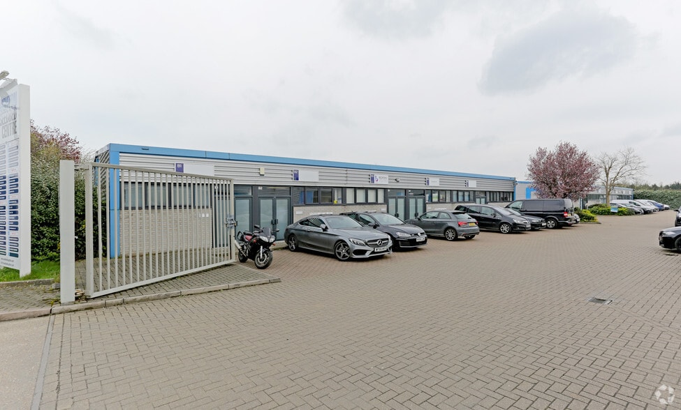 Langston Rd, Loughton to rent - Building Photo - Image 2 of 2