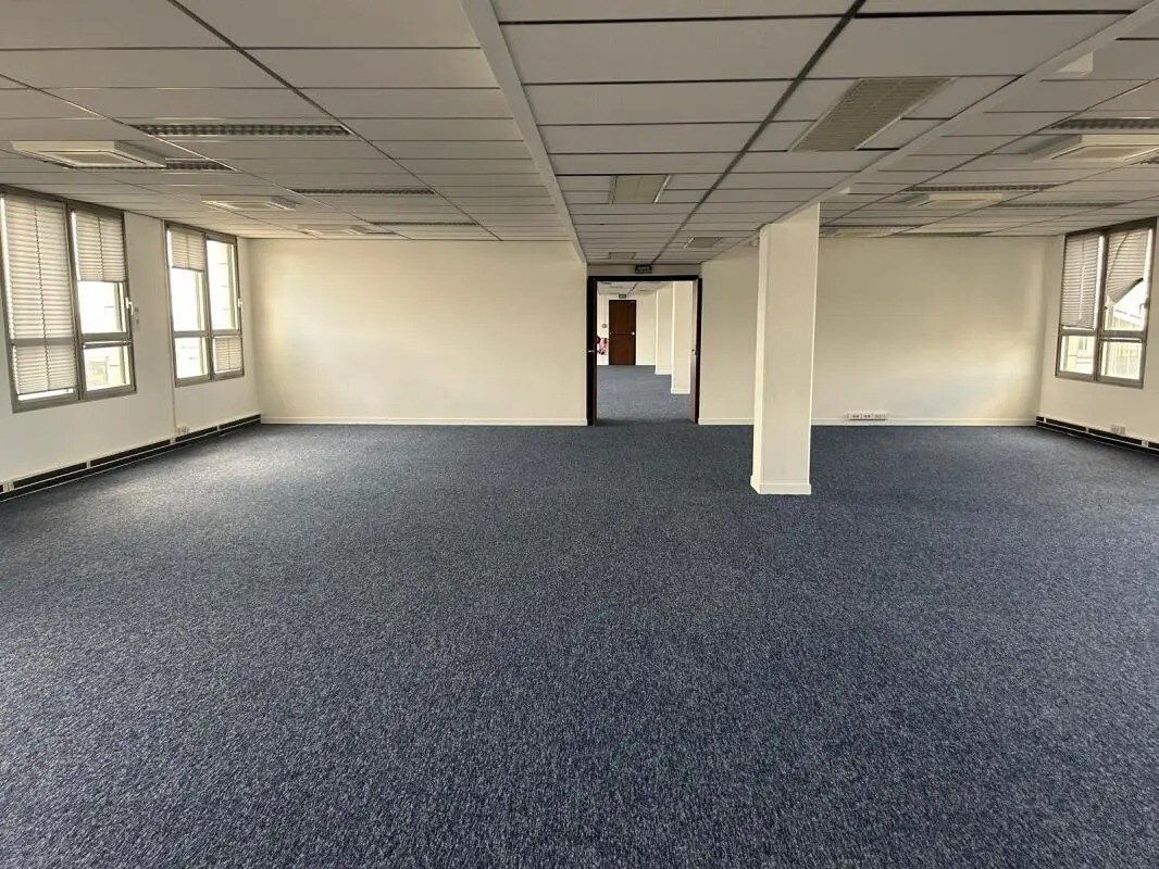 Office in Montreuil for sale Interior Photo- Image 1 of 2