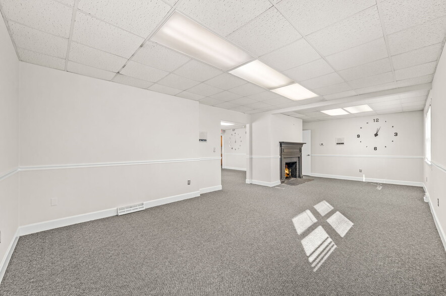 300 W Trenton Ave, Morrisville, PA for rent - Interior Photo - Image 3 of 23