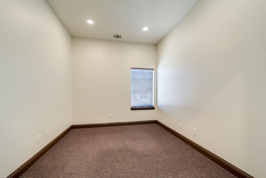 5849 Park Vista Cir, Keller, TX for rent - Interior Photo - Image 3 of 46