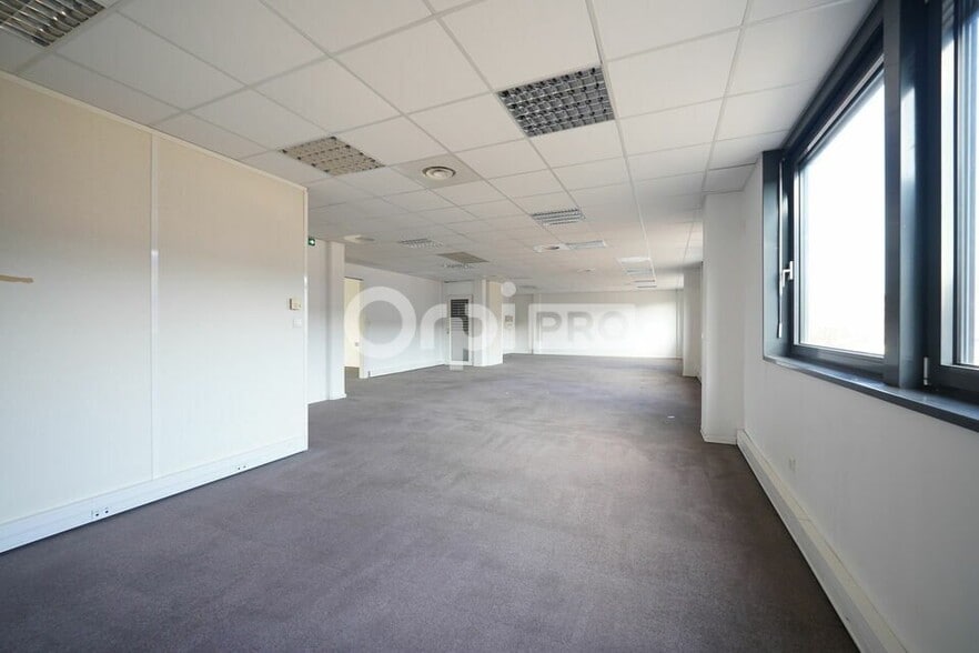6 Rue De Bretagne, Saint-Quentin-Fallavier to rent - Interior Photo - Image 3 of 12