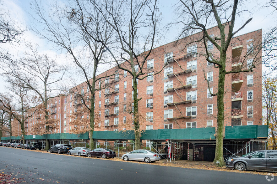 43 - 60 Douglaston Pky, Douglaston, NY for rent - Primary Photo - Image 1 of 16