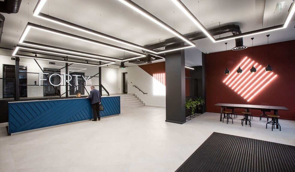 40 Clarendon Rd, Watford to rent - Lobby - Image 2 of 7