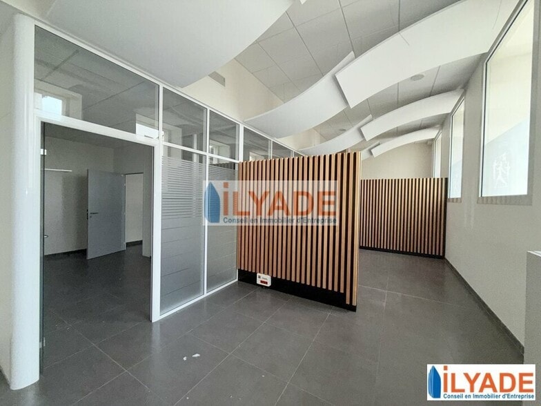 Retail in La Ciotat to rent - Building Photo - Image 3 of 12