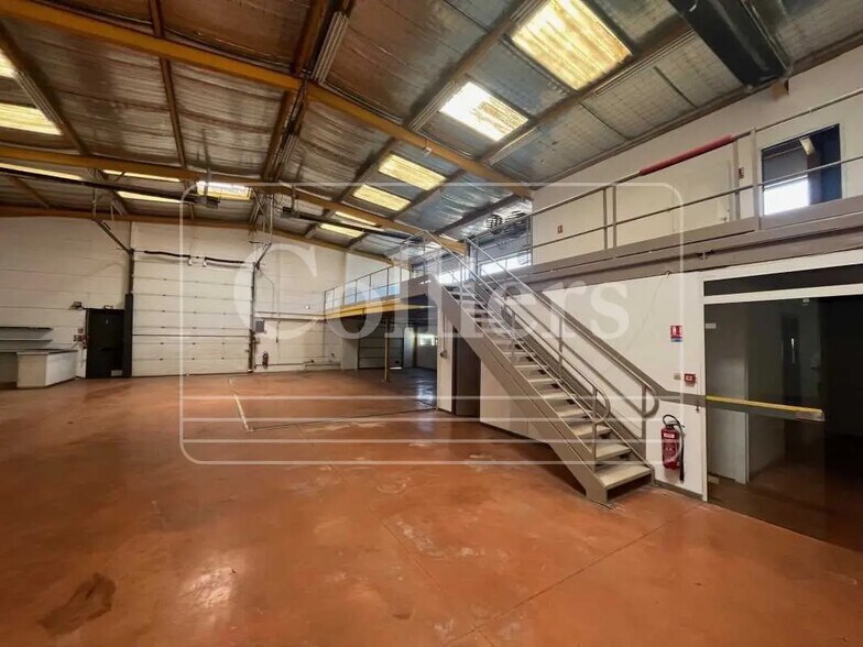 Light Industrial in Vitrolles to rent - Interior Photo - Image 2 of 8