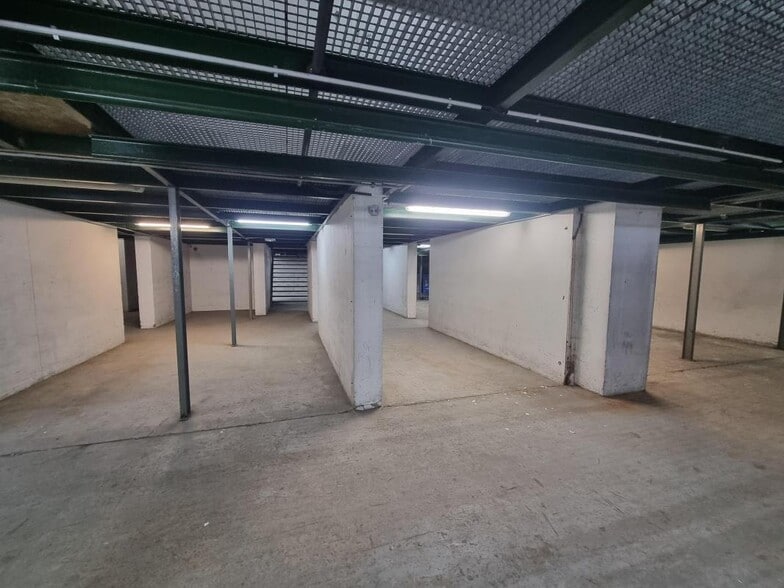 7 Rue De La Noue, Bagnolet to rent - Interior Photo - Image 2 of 8