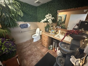 2250 Palm Beach Lakes Blvd, West Palm Beach, FL to rent Interior Photo- Image 2 of 9