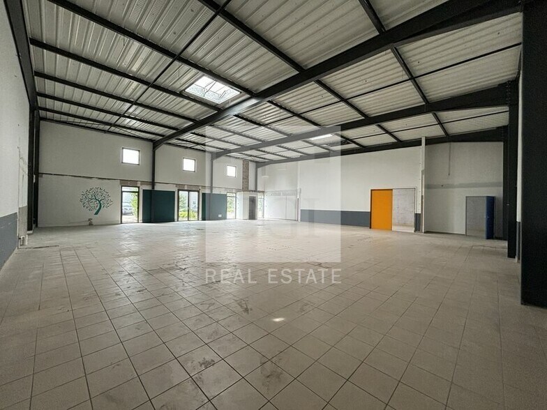 Light Industrial in Lyon to rent - Interior Photo - Image 3 of 9