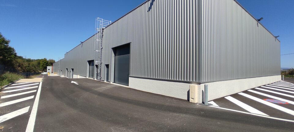 Light Industrial in Vaulx-Milieu to rent - Building Photo - Image 2 of 9