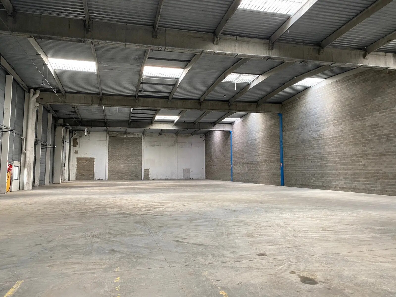 Light Industrial in Taverny for sale Interior Photo- Image 1 of 8