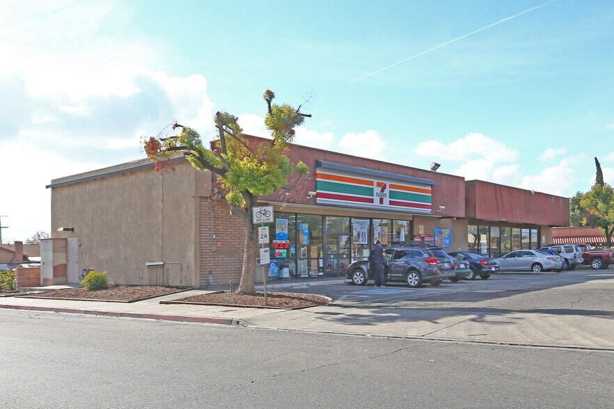 111-113 W Walnut Ave, Visalia, CA for rent - Building Photo - Image 1 of 2