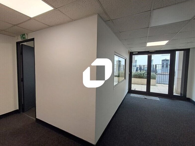 Office in Courbevoie to rent - Building Photo - Image 3 of 10