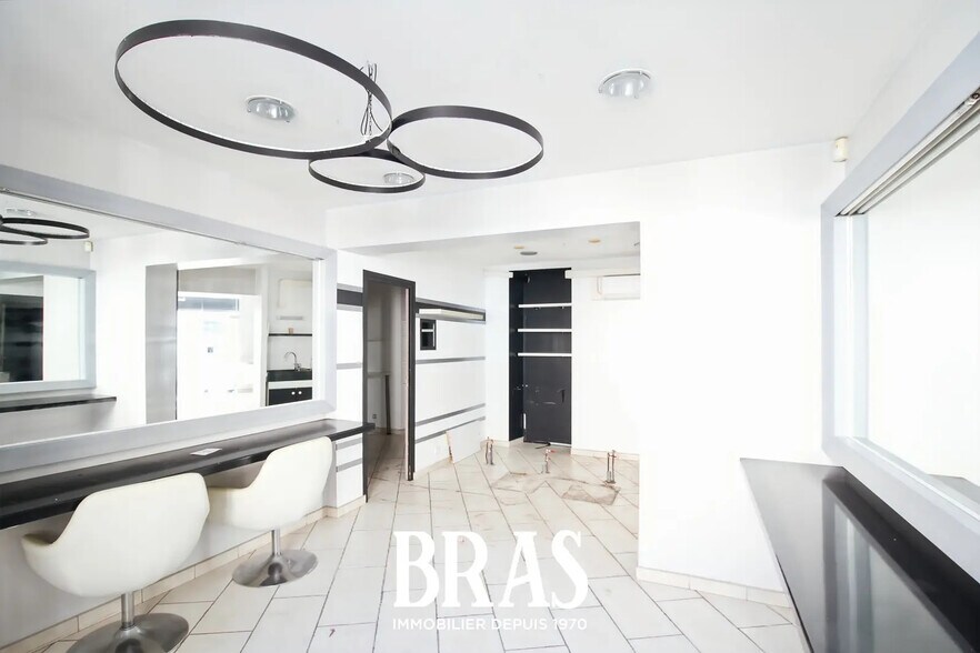 Retail in Nantes to rent - Interior Photo - Image 2 of 5