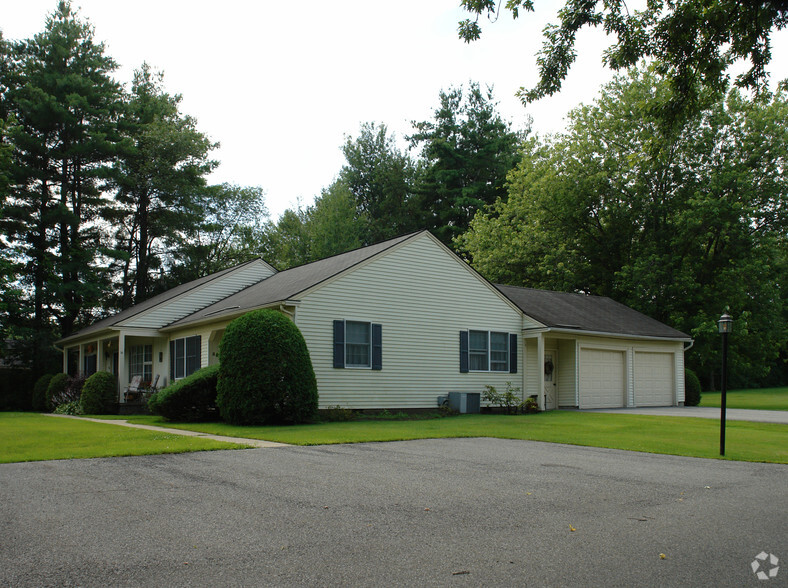 565 Bay Rd, Queensbury, NY for sale - Primary Photo - Image 1 of 1