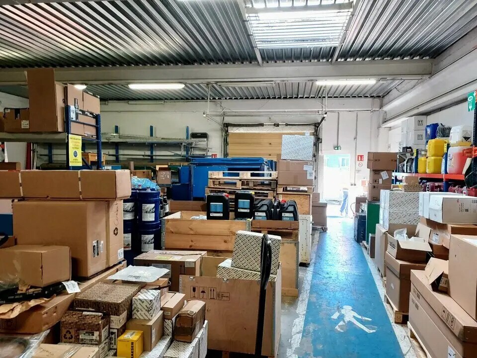 Location Local d'activités 300 m² - Photo 1