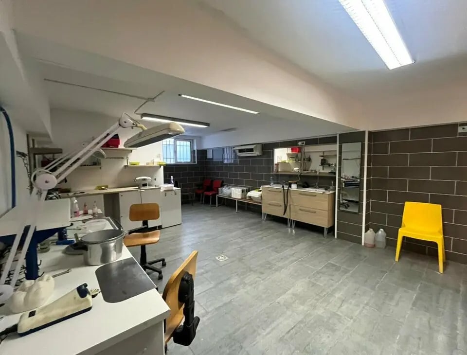 Vente Commerce 1 300 m² - Photo 1