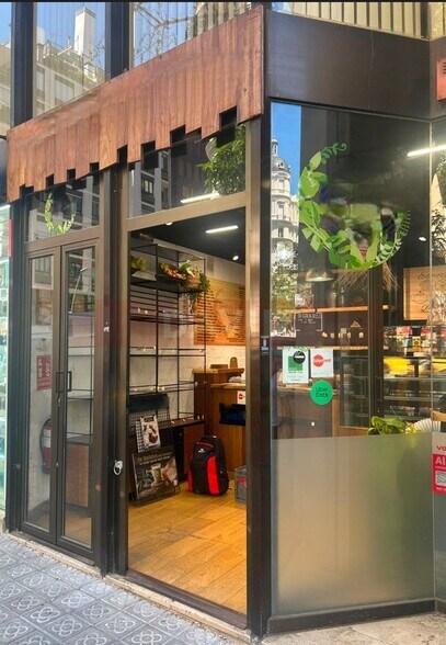 Retail in Barcelona, Barcelona to rent - Interior Photo - Image 1 of 5